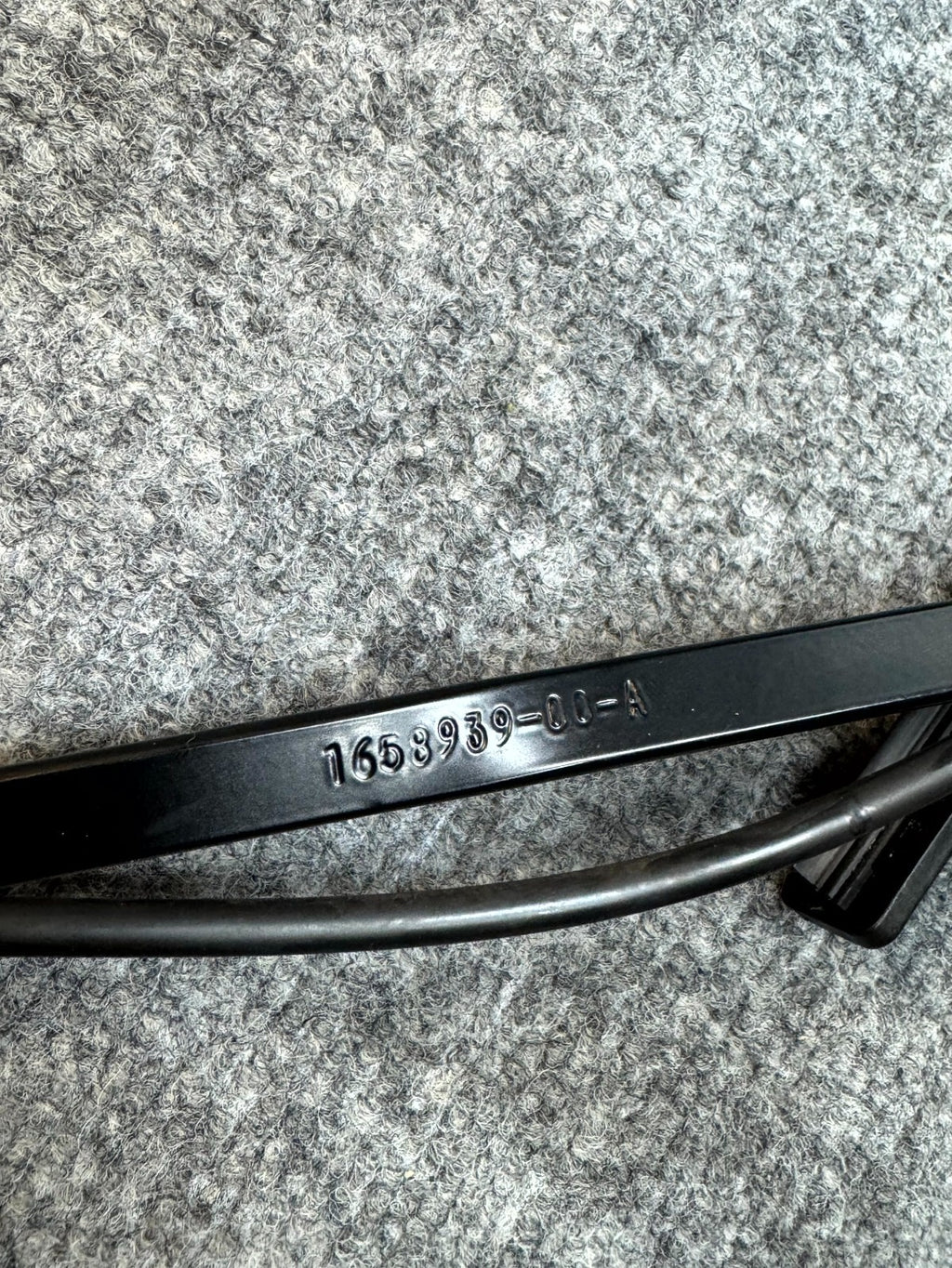 2020-2024 TESLA MODEL Y FRONT LEFT WINDSHIELD WIPER ARM BLADE OEM, 1658942-00-A