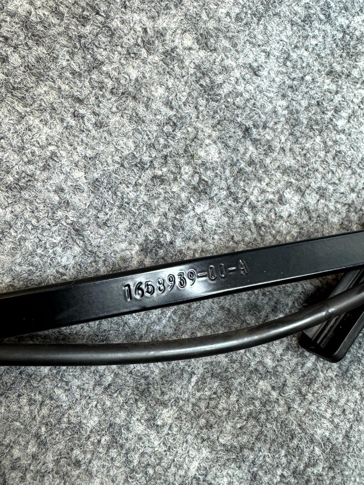 2020-2024 TESLA MODEL Y FRONT LEFT WINDSHIELD WIPER ARM BLADE OEM, 1658942-00-A