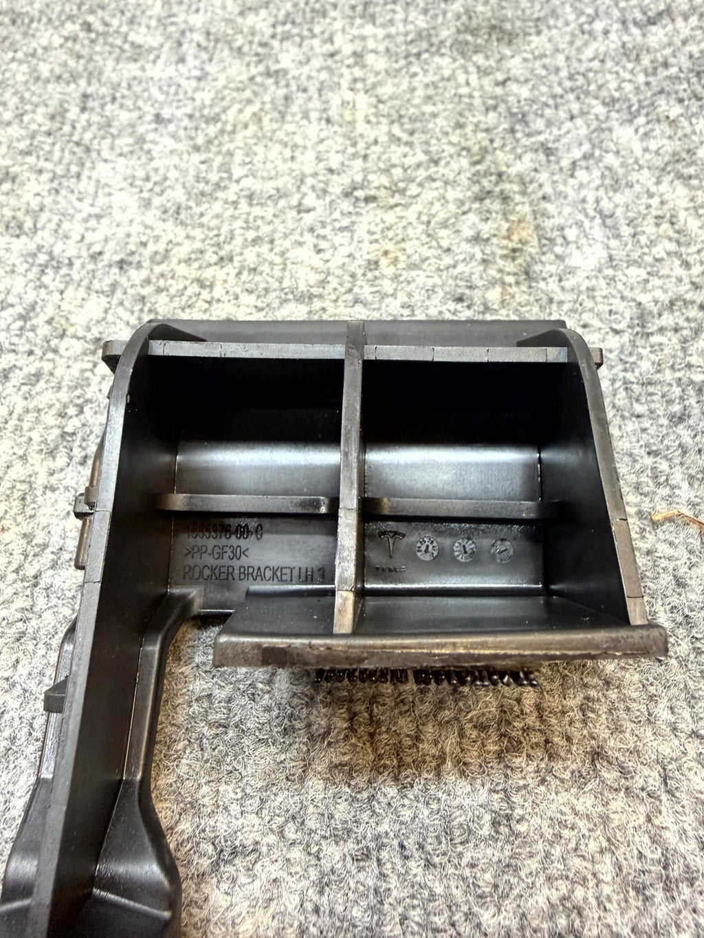 2020-2024 TESLA MODEL Y LEFT SIDE ROCKER PANEL BRACKET CLIP OEM, 1555376-00-C