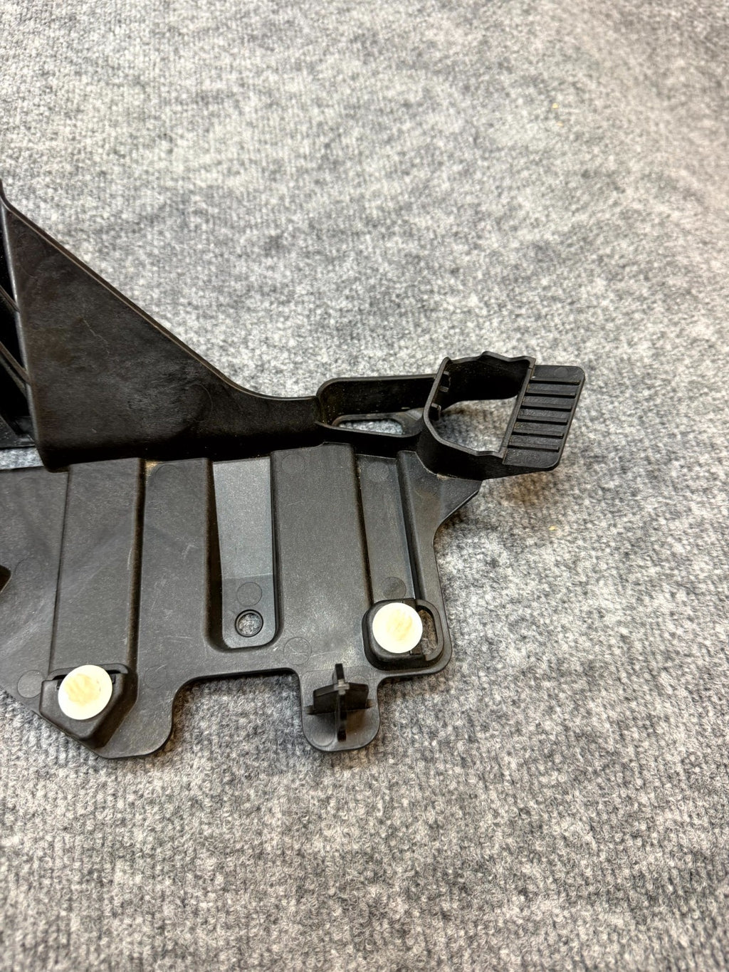 20-24 TESLA MODEL Y REAR LEFT SIDE C PILLAR SUPPORT BRACKET OEM, 1516195-00-B