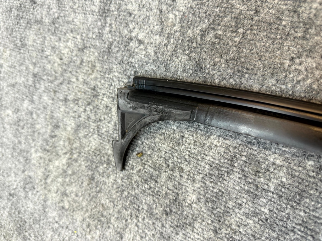 2020-2024 TESLA MODEL Y REAR RIGHT SIDE DOOR SEAL WEATHERSTRIP OEM, 1497714-00-D