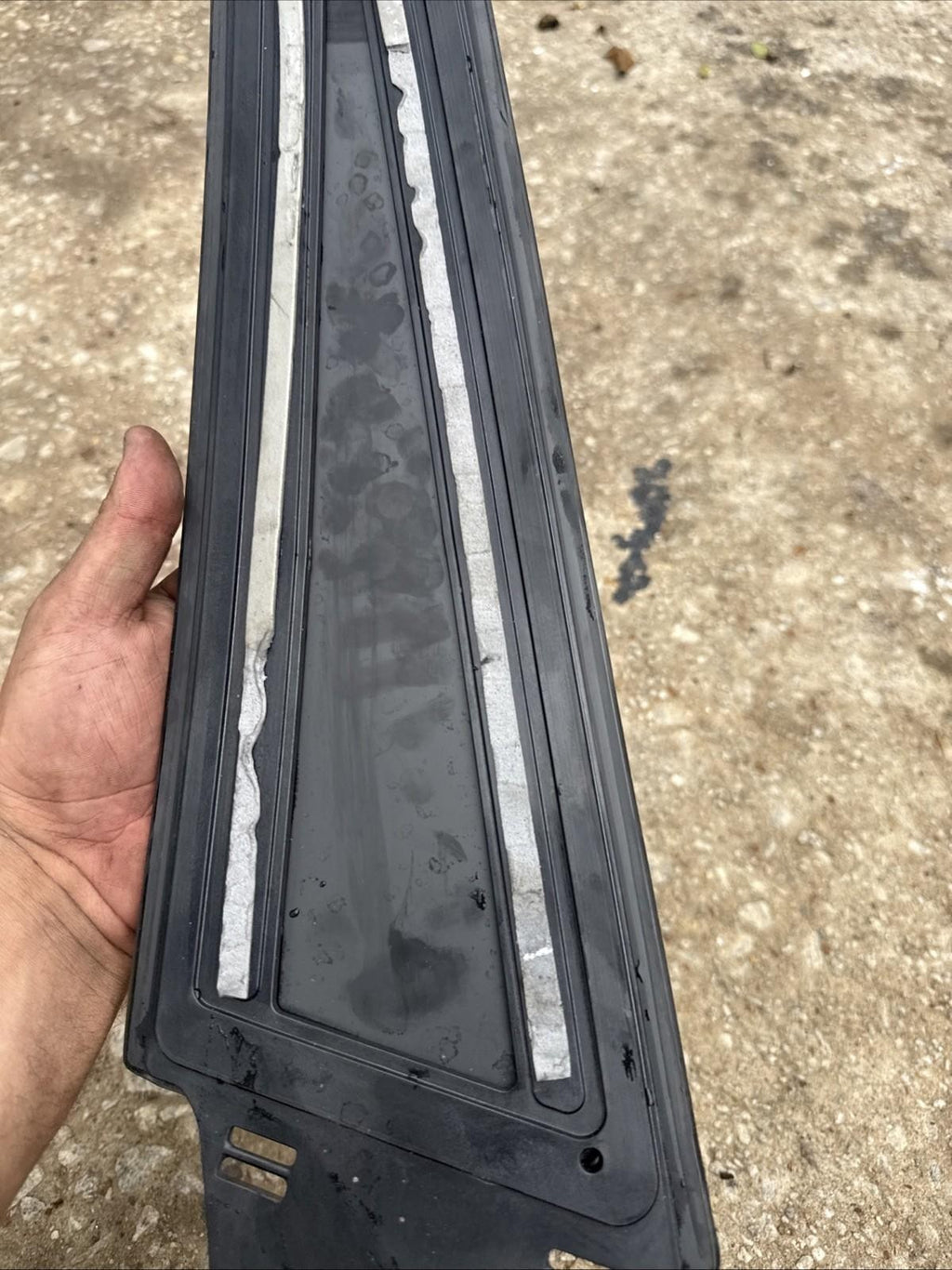 ♦️12-20 TESLA MODEL S LEFT SIDE B PILLAR APPLIIQUE GLASS TRIM OEM, 1083899-00-C