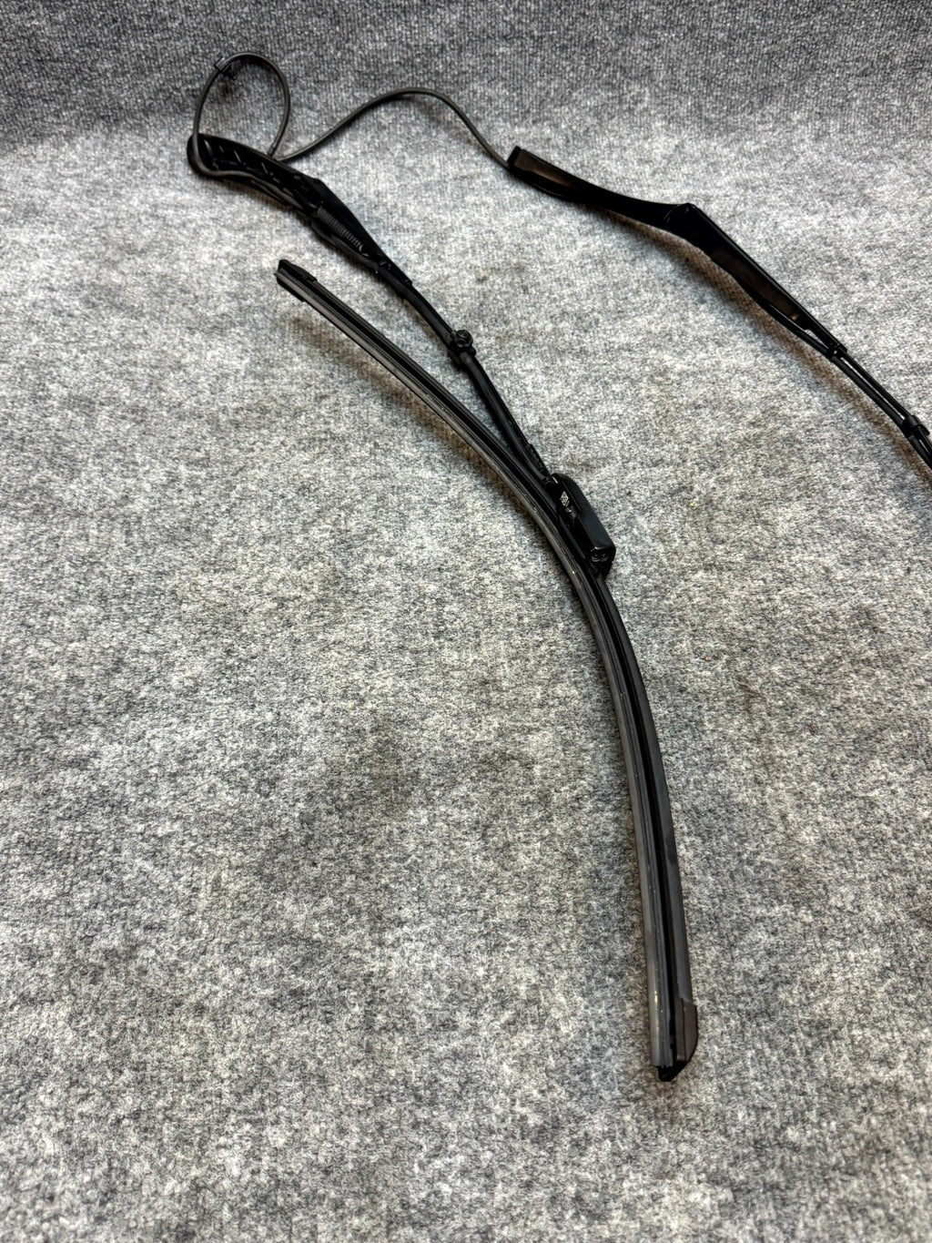2020-2024 TESLA MODEL Y FRONT LEFT WINDSHIELD WIPER ARM BLADE OEM, 1658942-00-A
