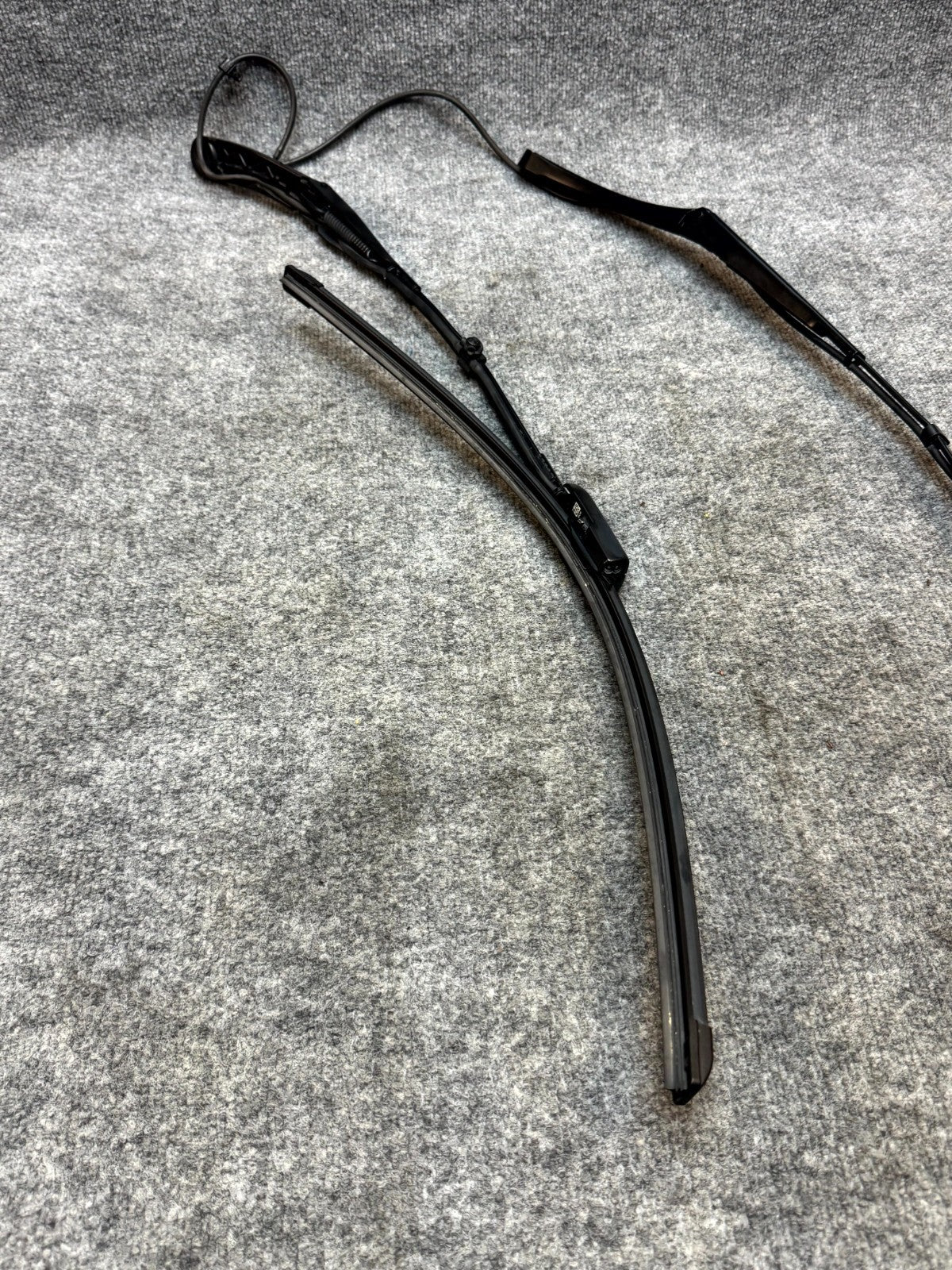 2020-2024 TESLA MODEL Y FRONT LEFT WINDSHIELD WIPER ARM BLADE OEM, 1658942-00-A