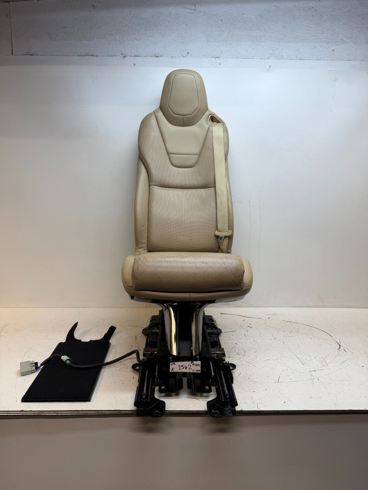 2016-2020 Tesla Model X Rear 2nd Row Middle Seat Assembly Complete 1059717-00-B