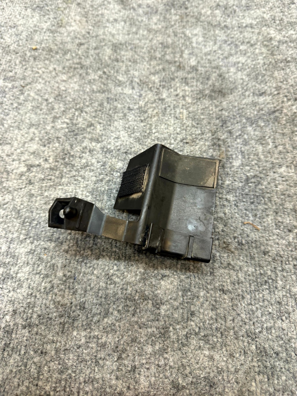 2020-2024 TESLA MODEL Y LEFT SIDE ROCKER PANEL BRACKET CLIP OEM, 1555376-00-C