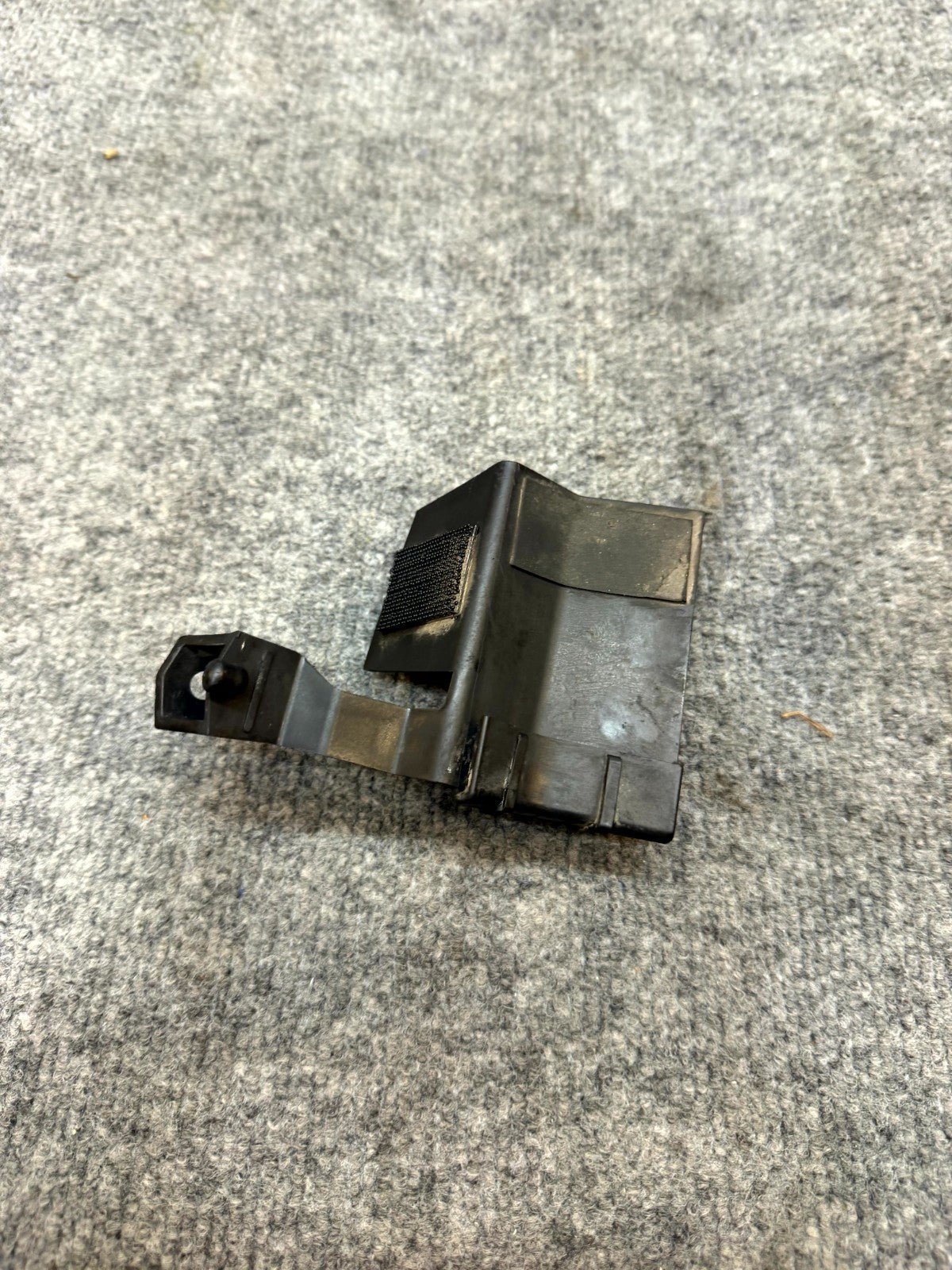 2020-2024 TESLA MODEL Y LEFT SIDE ROCKER PANEL BRACKET CLIP OEM, 1555376-00-C