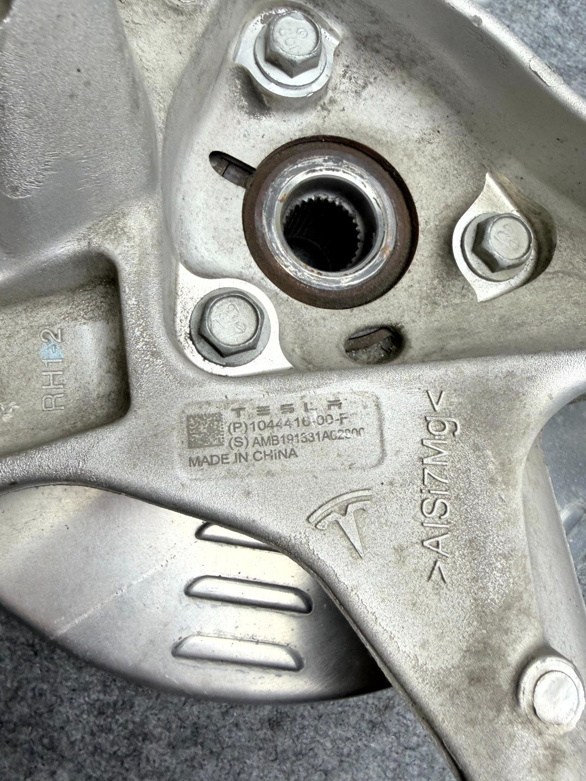 ♦️17-23 TESLA MODEL 3 REAR RIGHT SIDE SPINDLE KNUCKLE WHEEL HUB OEM, 104441600F