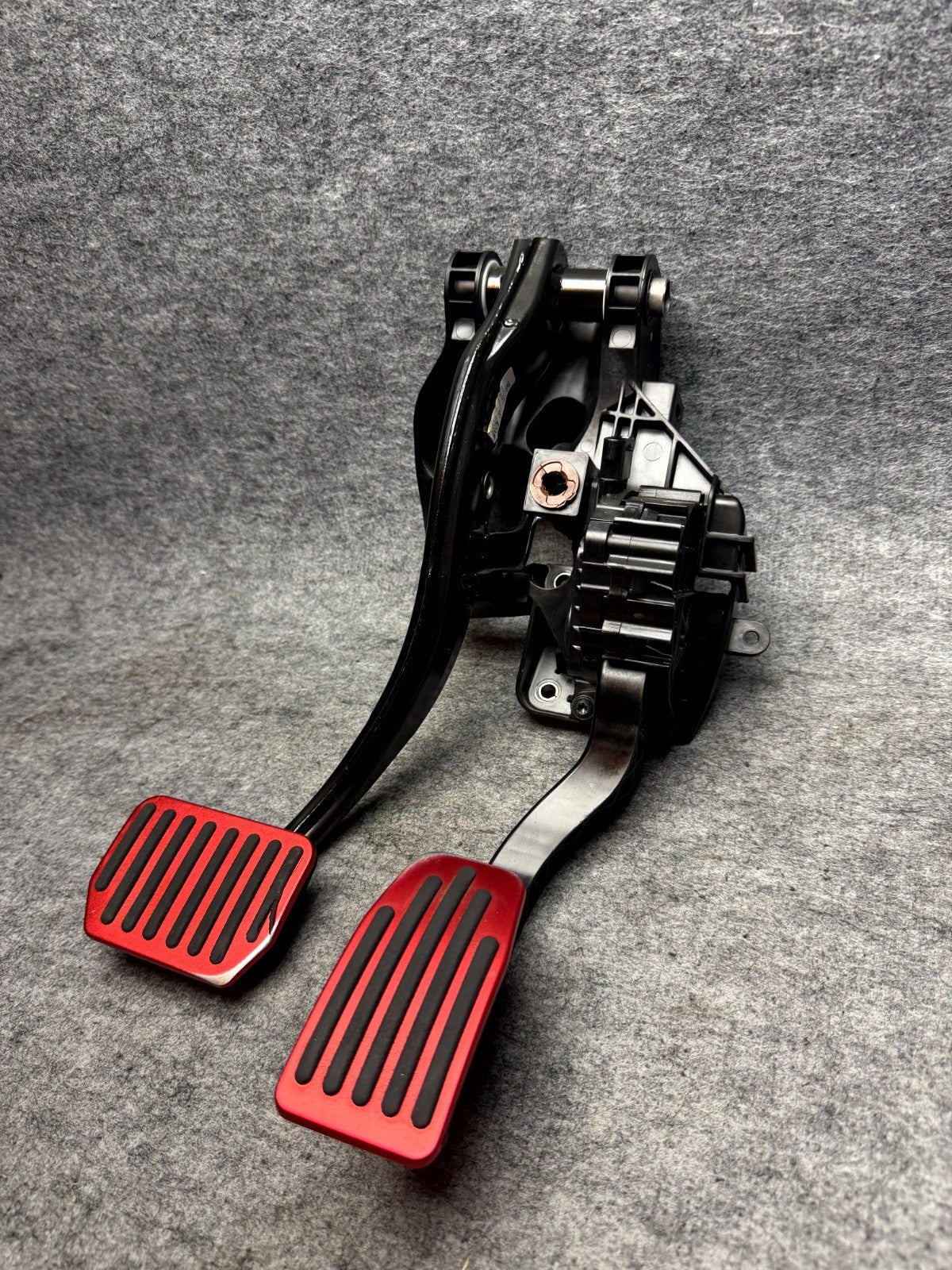 ♦️2017-2023 TESLA MODEL 3 GAS PEDAL BRAKE PEDAL KIT W/ BRACKET OEM, 1044691-00-D