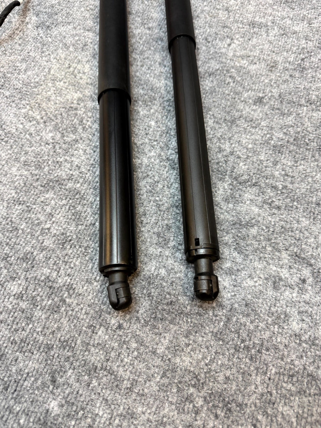 20-24 TESLA MODEL Y RIGHT TAILGATE LIFTGATE POWER LIFT CYLINDER OEM 1500602-00-A