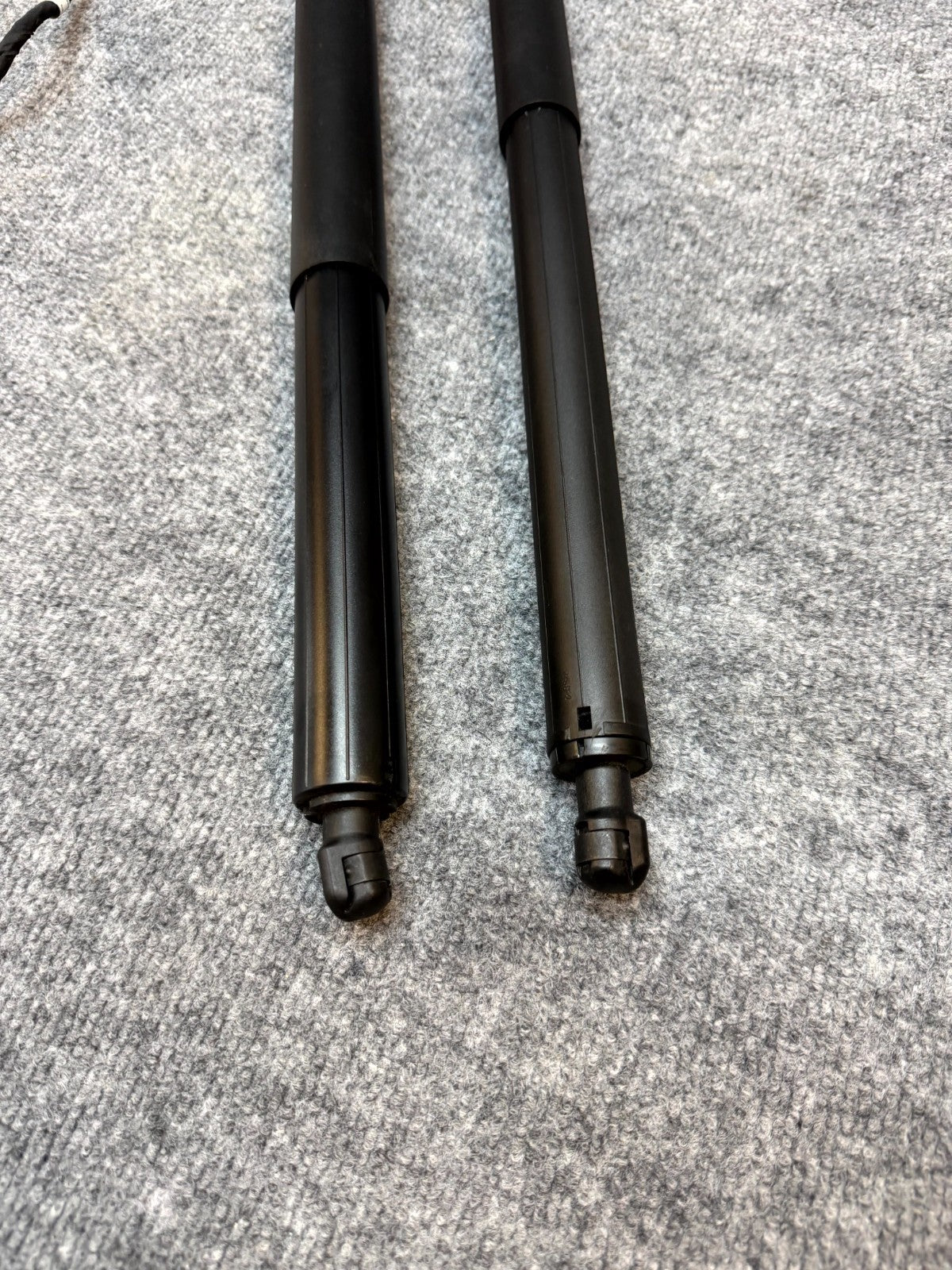 20-24 TESLA MODEL Y RIGHT TAILGATE LIFTGATE POWER LIFT CYLINDER OEM 1500602-00-A