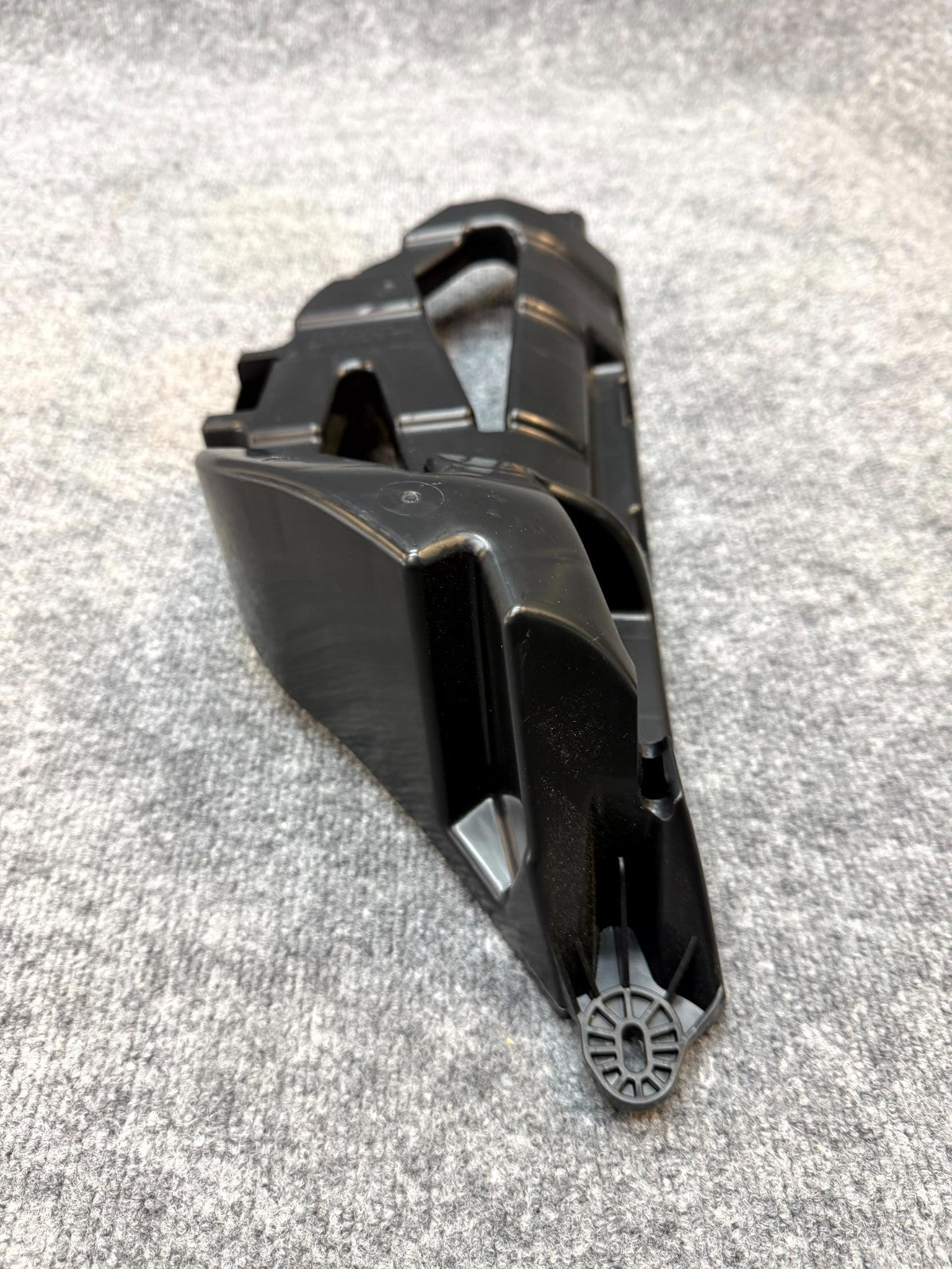 20-24 TESLA MODEL Y RIGHT LIFTGATE TRUNK TRIM SUPPORT BRACKET OEM, 1992190-00-A