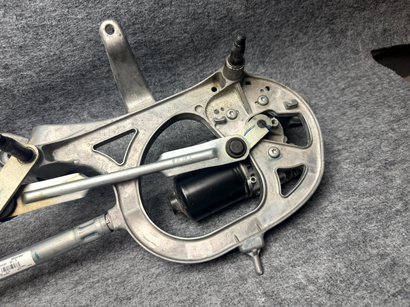 ♦️16-20 TESLA MODEL X WINDSHIELD WIPER MOTOR MECHANISM ASSY OEM, 1034391-00-D