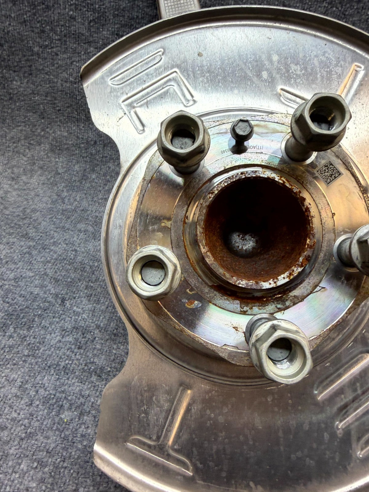 2020-2024 TESLA MODEL Y FRONT RIGHT SPINDLE KNUCKLE HUB & SHIELD OEM, 118831100F