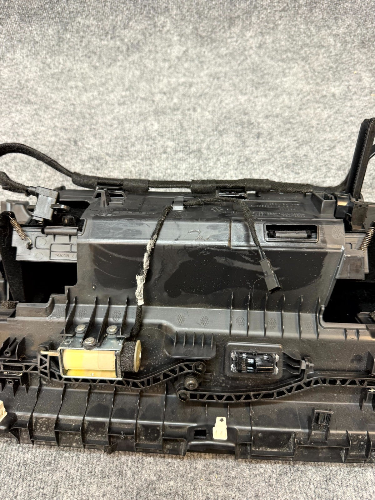 2020 - 2024 TESLA MODEL Y DASH GLOVE BOX COMPARTMENT STORAGE OEM, 1083331-00-A