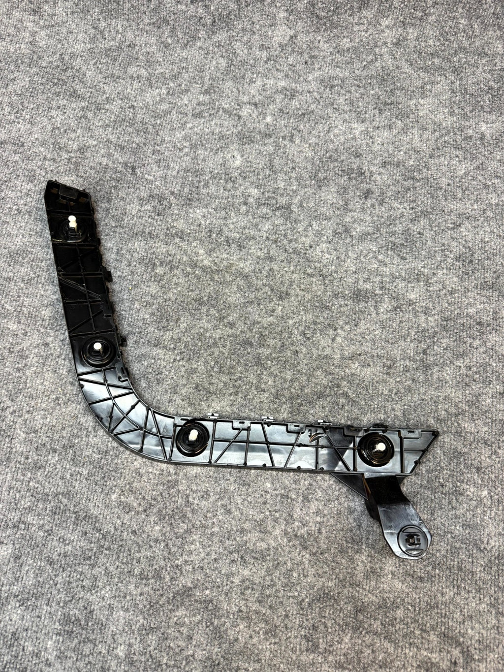 2020-2024 TESLA MODEL Y REAR LEFT SIDE BUMPER RETAINER BRACKET OEM, 1494036-00-A
