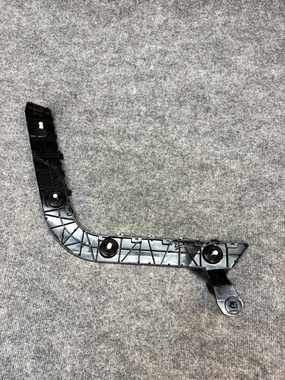 2020-2024 TESLA MODEL Y REAR LEFT SIDE BUMPER RETAINER BRACKET OEM, 1494036-00-A