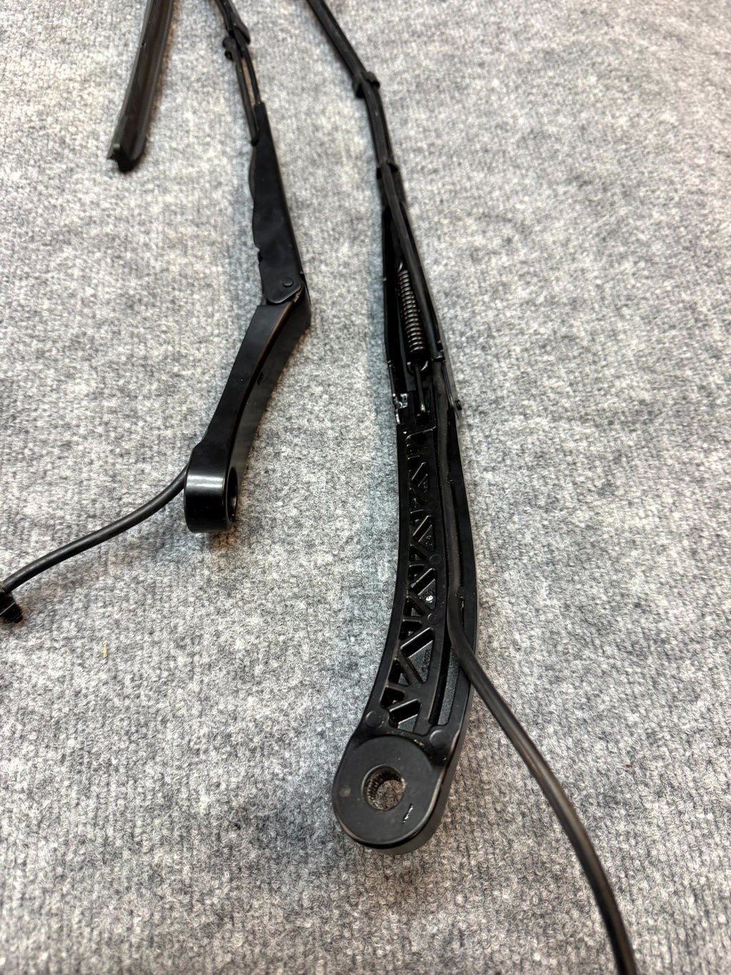 20-24 TESLA MODEL Y FRONT RIGHT WINDSHIELD WIPER WASHER ARM OEM, 1490249-00-B