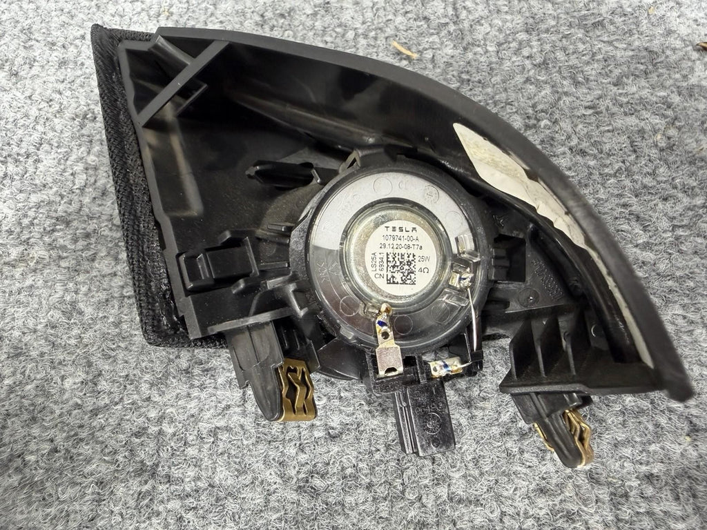 ♦️2017-2023 TESLA MODEL 3 FRONT RIGHT SIDE DOOR CORNER TWEETER TRIM OEM, 1784662
