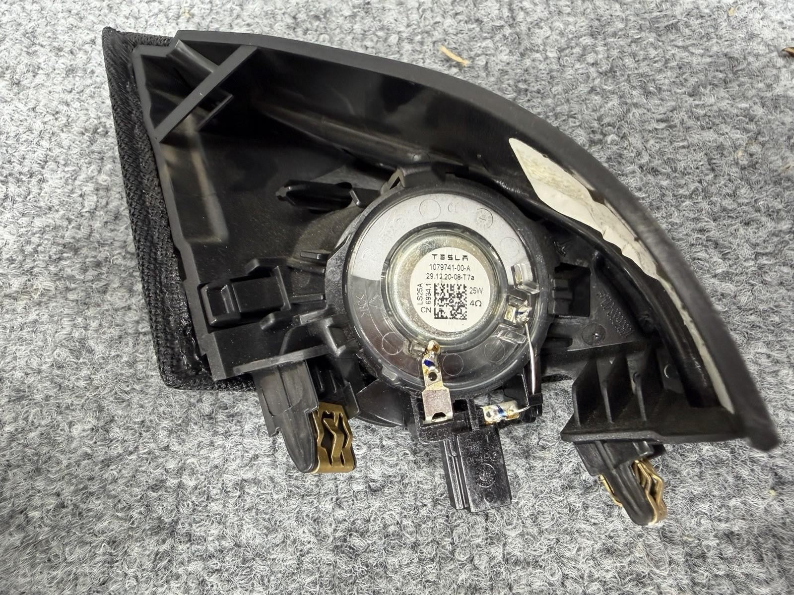♦️2017-2023 TESLA MODEL 3 FRONT RIGHT SIDE DOOR CORNER TWEETER TRIM OEM, 1784662