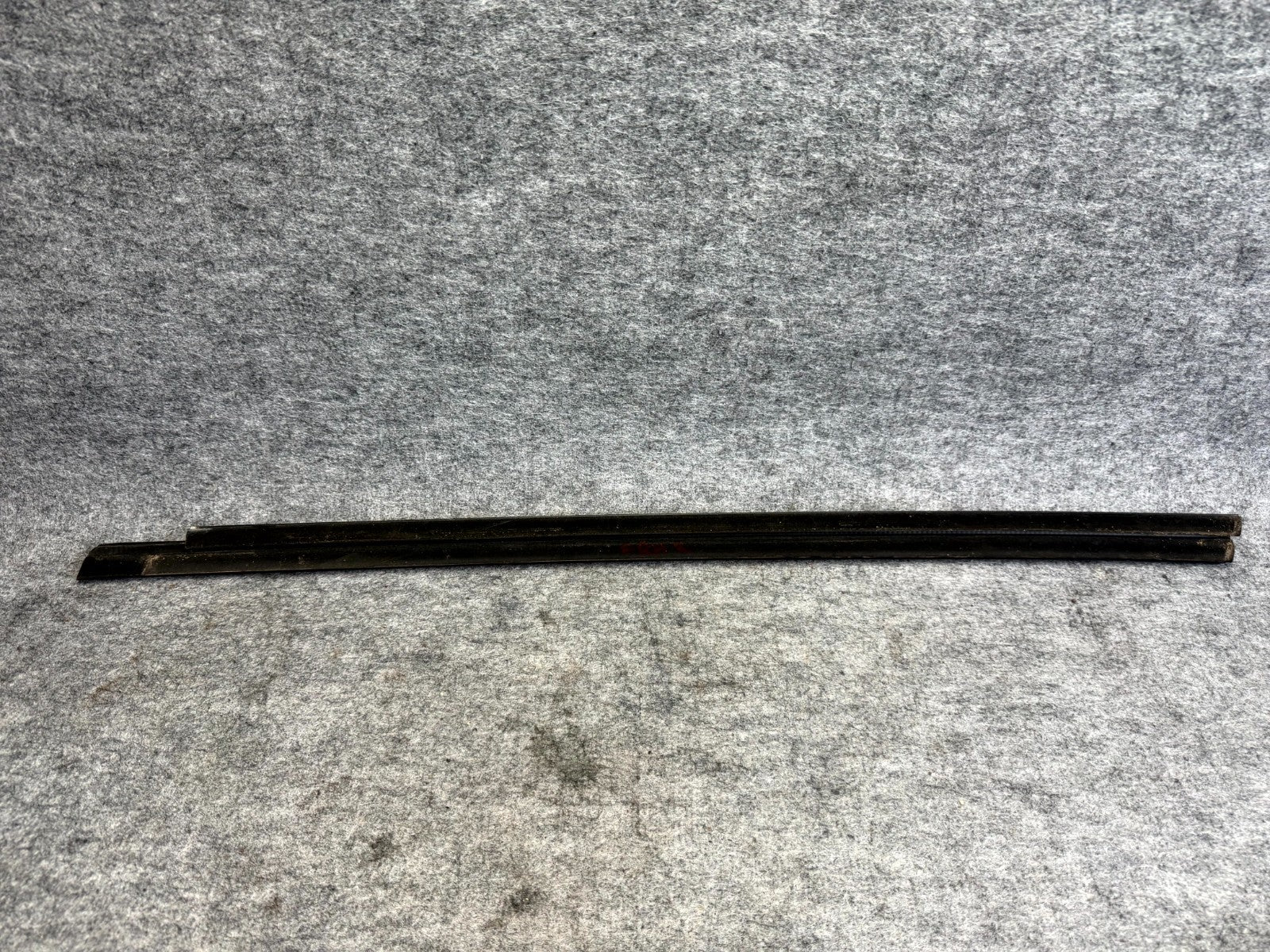 ♦️12-20 TESLA MODEL S FRONT RIGHT SIDE DOOR WINDOW MOLDING TRIM OEM 1038394-00-A