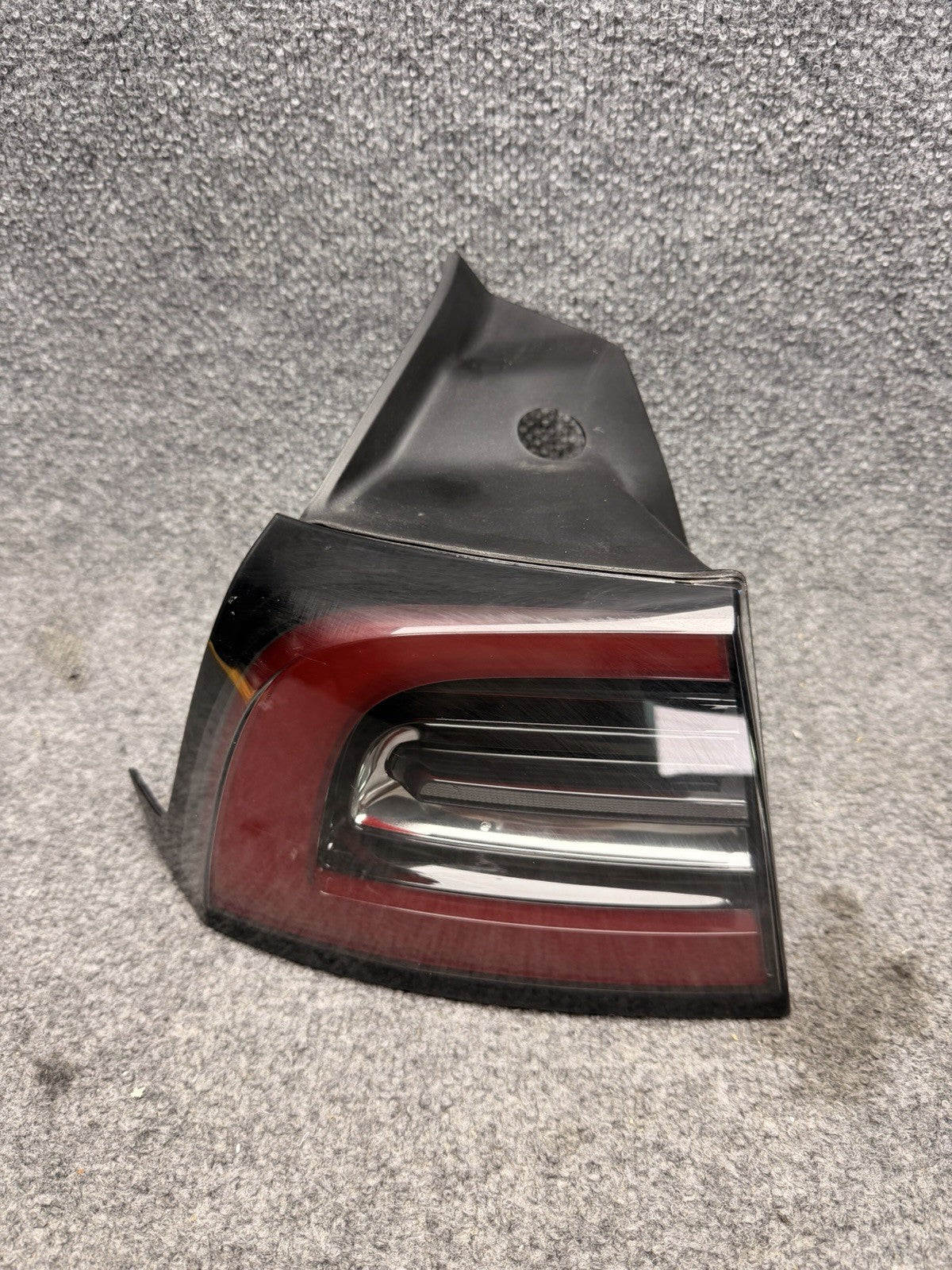 2020 - 2024 TESLA MODEL Y REAR LEFT DRIVER OUTER TAIL LIGHT OEM 1502086-00-D
