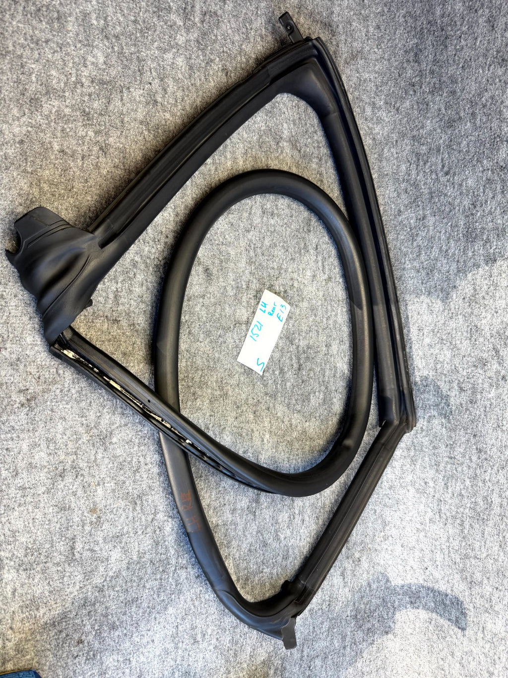 ♦️12-20 TESLA MODEL S REAR LEFT DOOR WINDOW WEATHERSTRIP SEAL OEM, 1038407-00-A