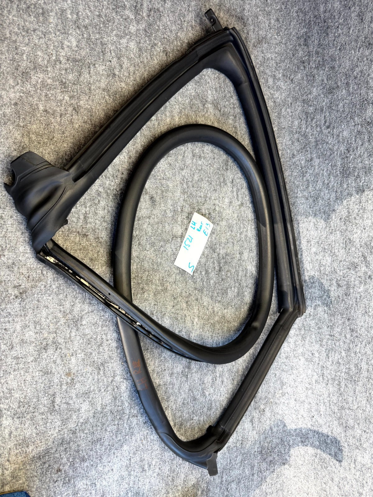 ♦️12-20 TESLA MODEL S REAR LEFT DOOR WINDOW WEATHERSTRIP SEAL OEM, 1038407-00-A