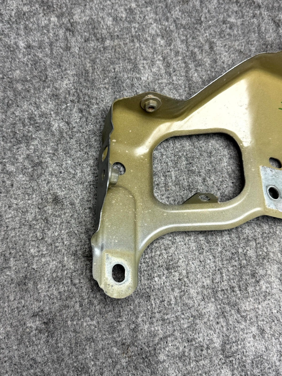 ♦️17–23 TESLA MODEL 3 FRONT LEFT SIDE FENDER SUPPORT BRACKET OEM, 1086017-00-D