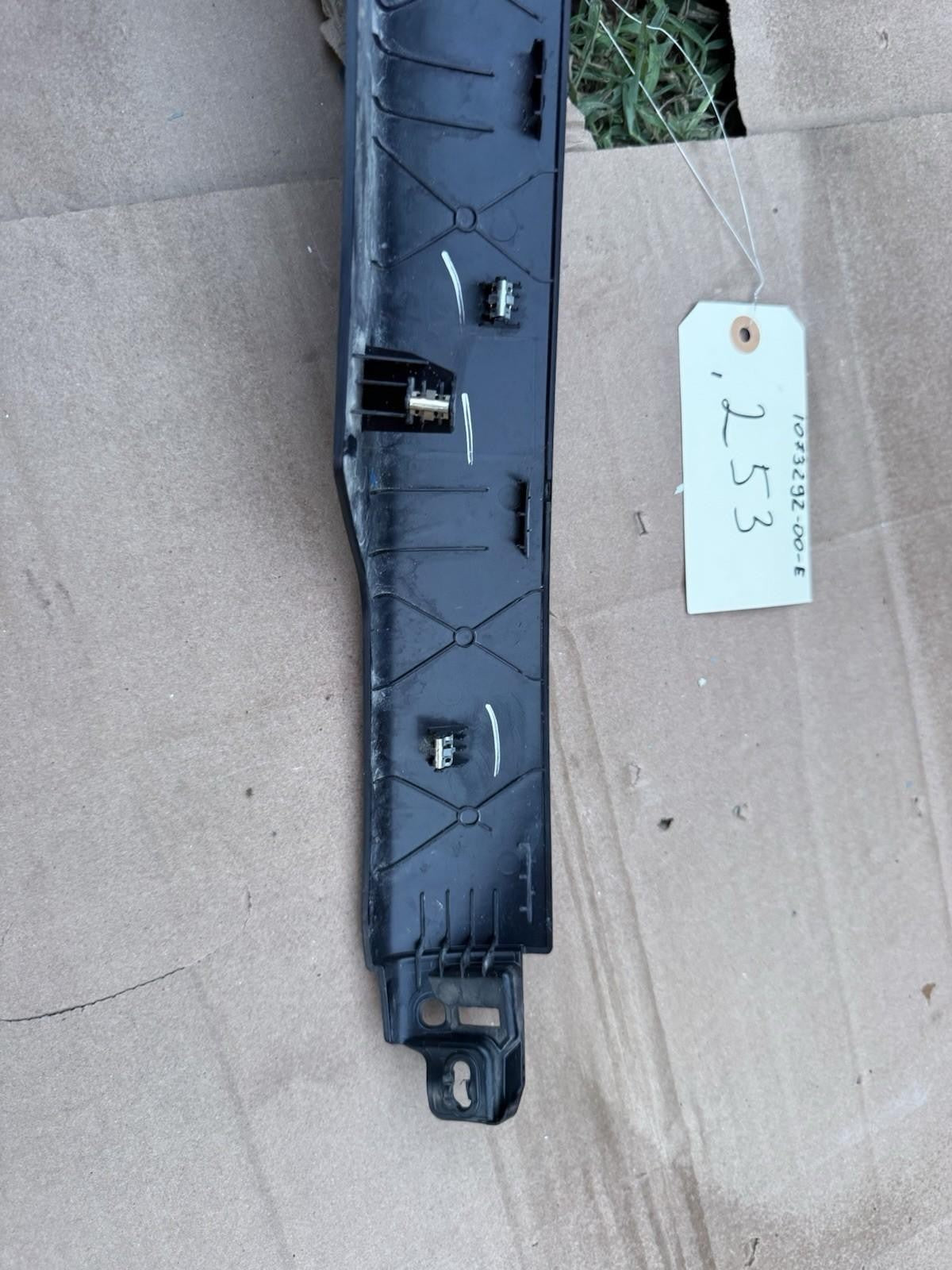 ♦️16-20 TESLA MODEL X REAR LEFT SIDE PILLAR TRIM COVER PANEL OEM, 1073292-00-E