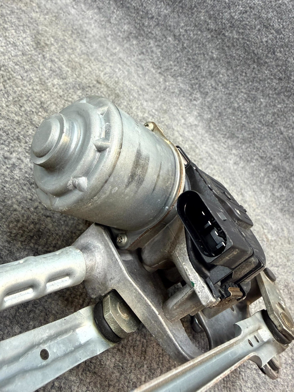 2020 - 2024 TESLA MODEL Y FRONT WINDSHIELD WIPER MOTOR OEM, 1076725-99-F