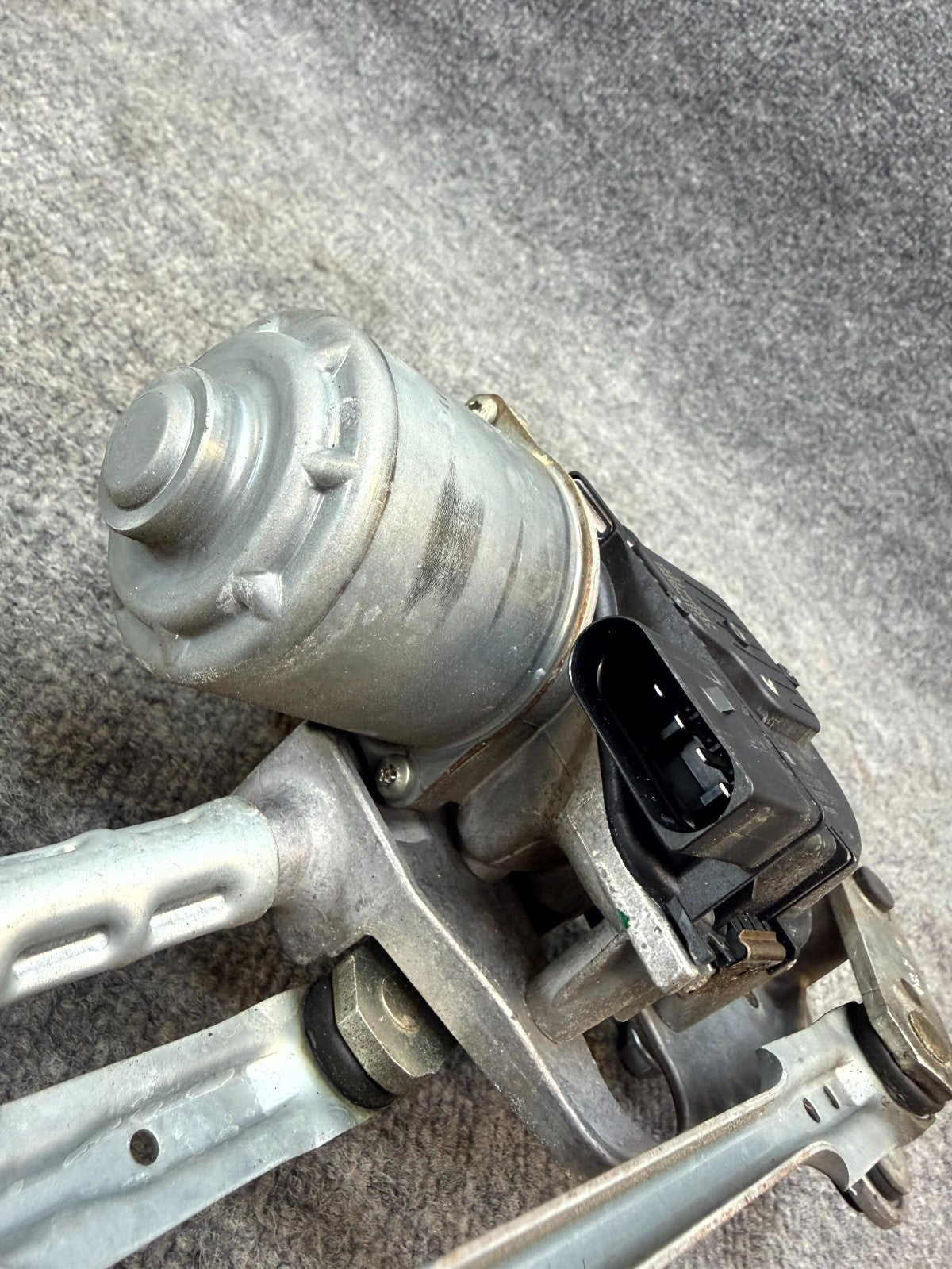 2020 - 2024 TESLA MODEL Y FRONT WINDSHIELD WIPER MOTOR OEM, 1076725-99-F