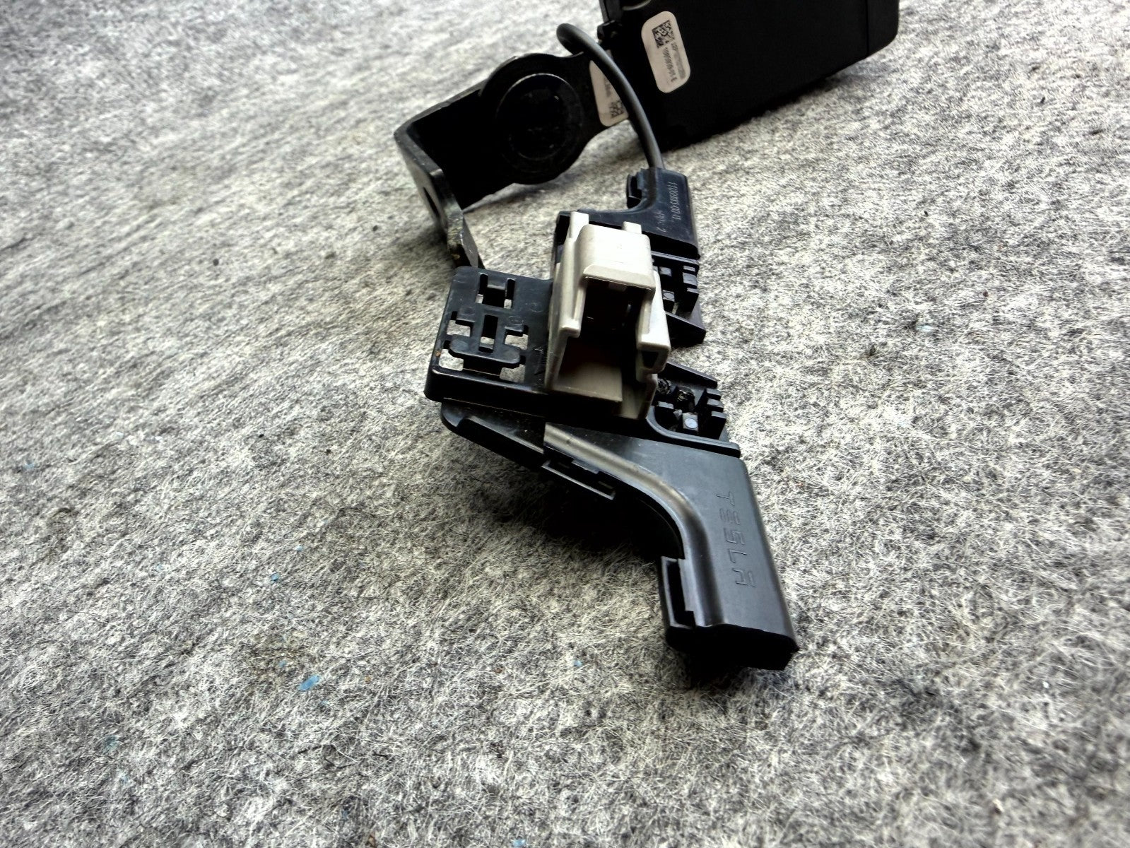 ♦️2017 - 2023 TESLA MODEL 3 REAR LEFT SIDE SEAT BELT BUCKLE OEM, 1085939-01-E