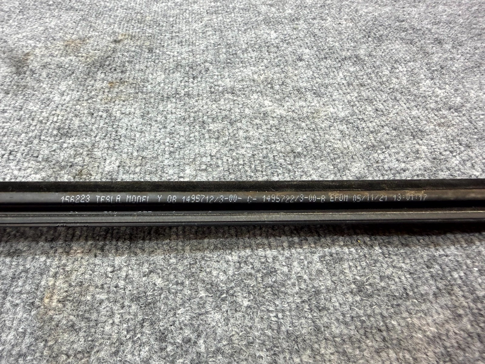 2020-2024 TESLA MODEL Y REAR LEFT SIDE DOOR WINDOW OUTER BELT SEAL OEM,149572200
