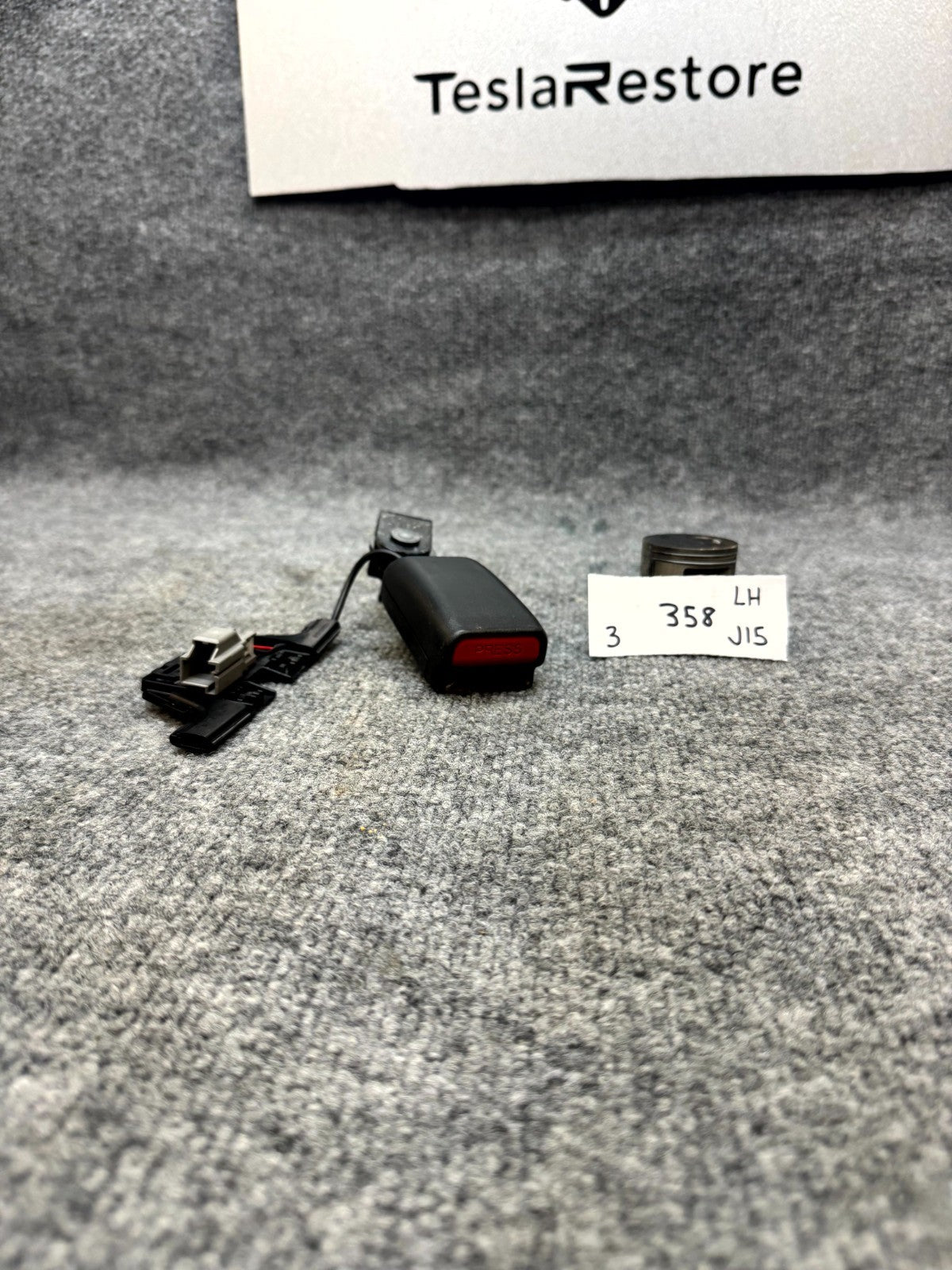 2017-2023 TESLA MODEL 3 REAR LEFT DRIVER SIDE SEAT BELT BUCKLE OEM, 1085939-01-E