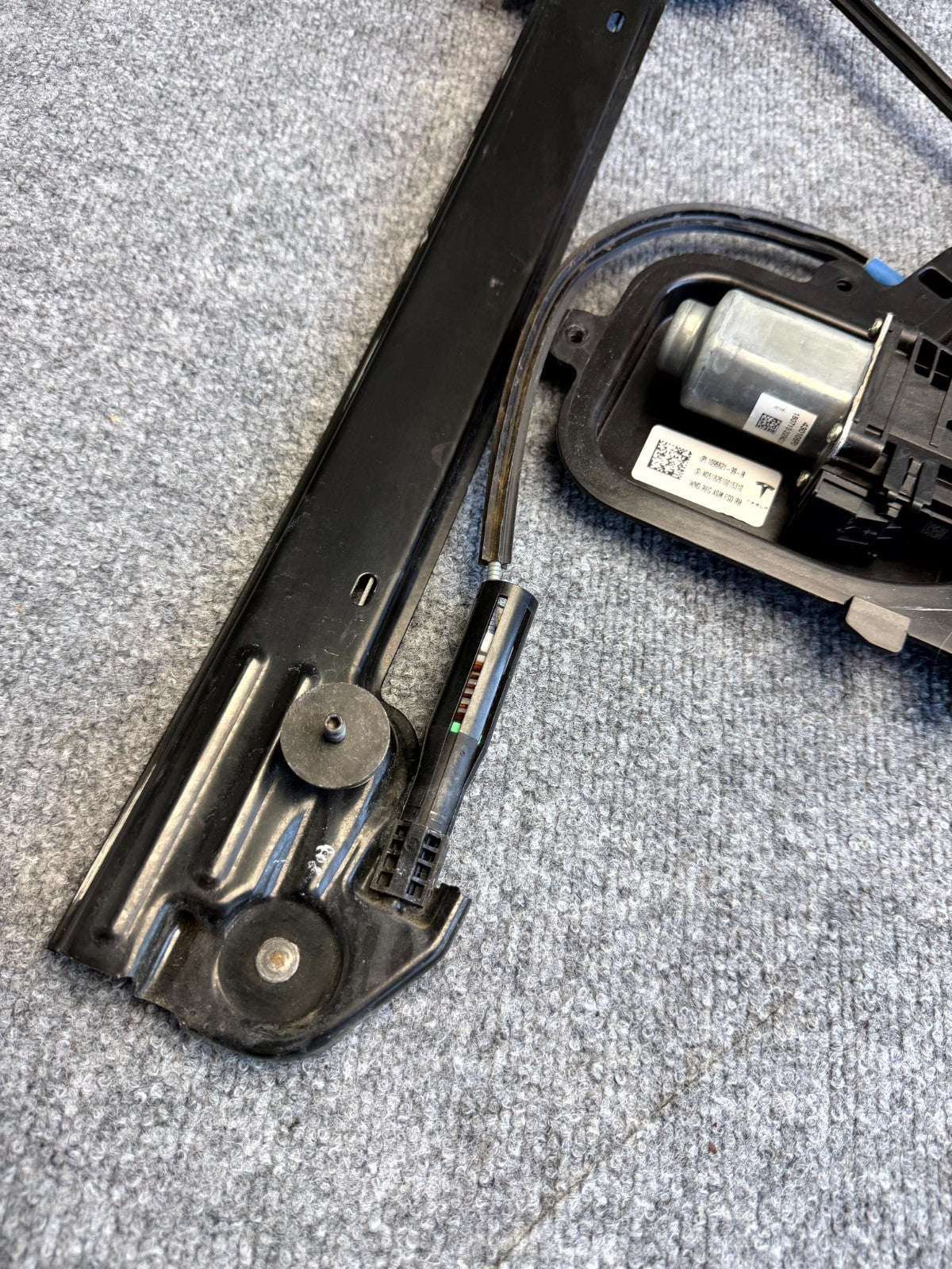 2017-2023 TESLA MODEL 3 FRONT RIGHT WINDOW REGULATOR W/ MOTOR OEM, 1096621-99-H
