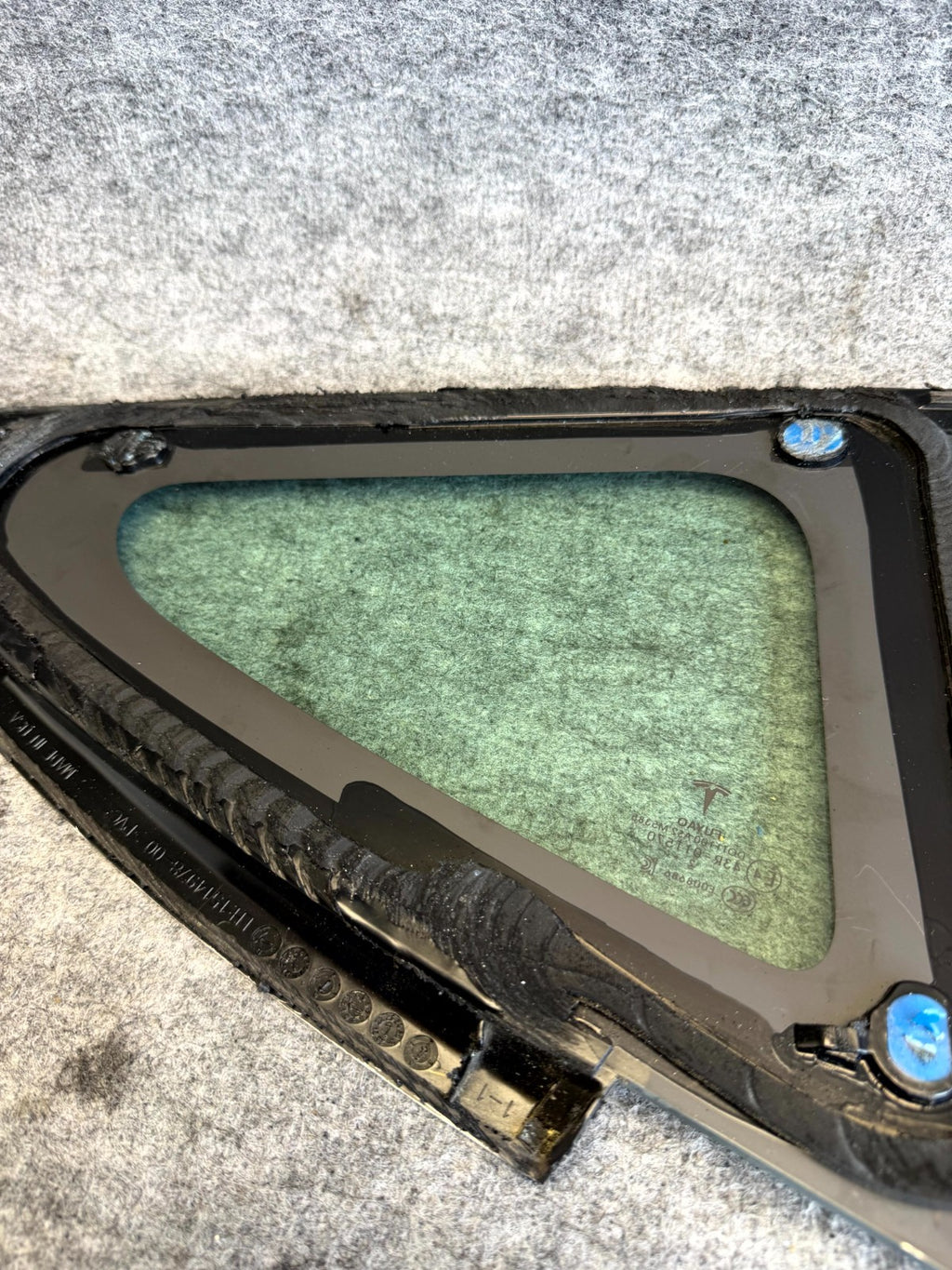 ♦️17-23 TESLA MODEL 3 REAR LEFT QUARTER WINDOW GLASS W/ MOLDING OEM, 151497801C
