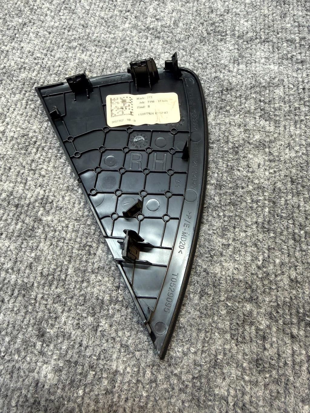 2020 - 2024 TESLA MODEL Y RIGHT SIDE DASHBOARD CAP COVER TRIM OEM, 1083362-00-D