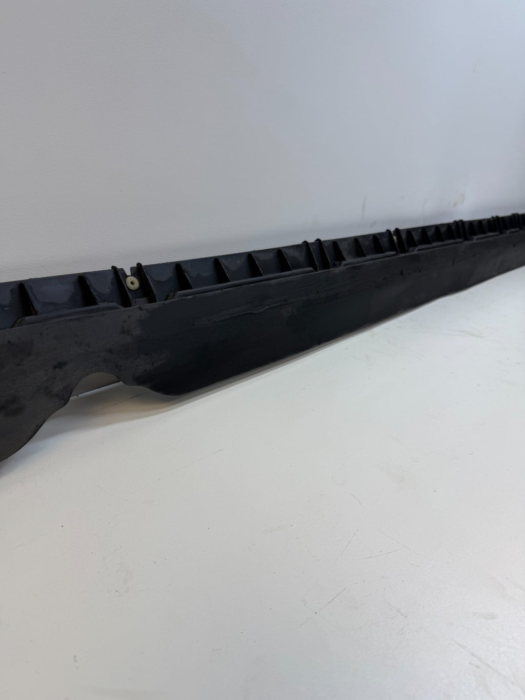 2020-24 TESLA MODEL Y RIGHT SIDE SKIRT ROCKER PANEL MOLDING CARRIER BRACKET