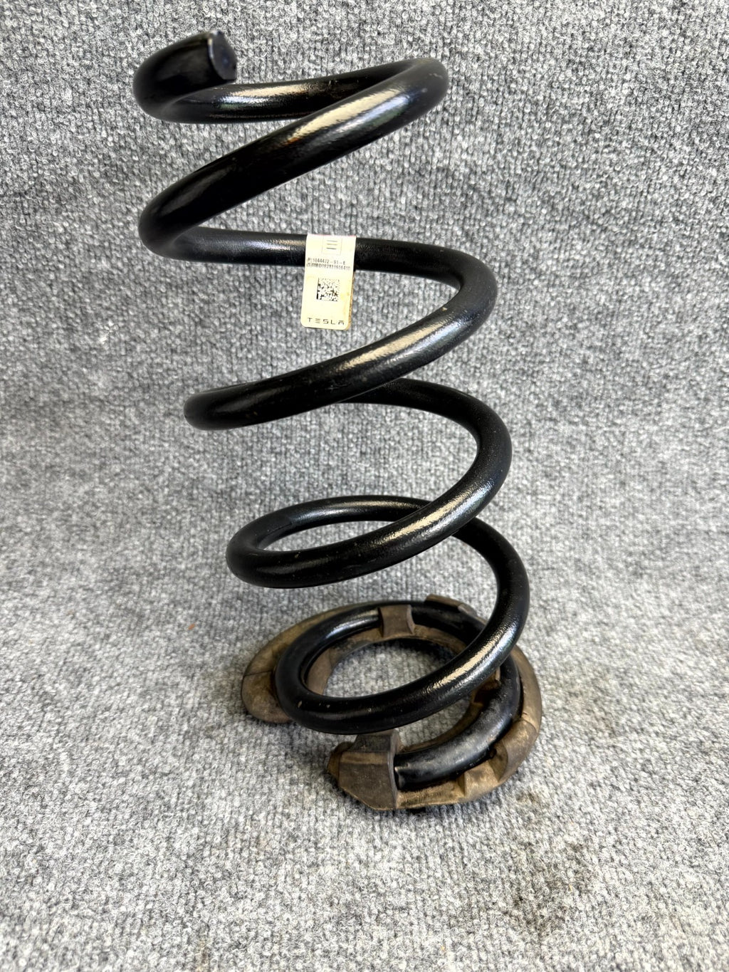 2017 – 2023 TESLA MODEL 3 REAR LEFT OR RIGHT SIDE COIL SPRING OEM, 1044472-91-E