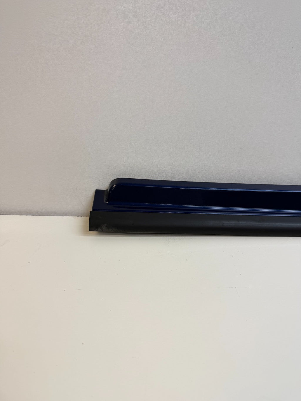 12-20 Tesla Model S Right Pasenger Rocker Panel Scuff Plate Molding 1012217-00-G