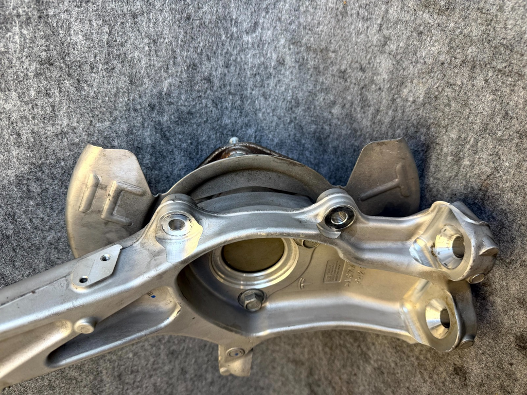 ♦️17-23 TESLA MODEL 3 FRONT RIGHT SPINDLE KNUCKLE HUB & SHIELD OEM, 1044122-00-E