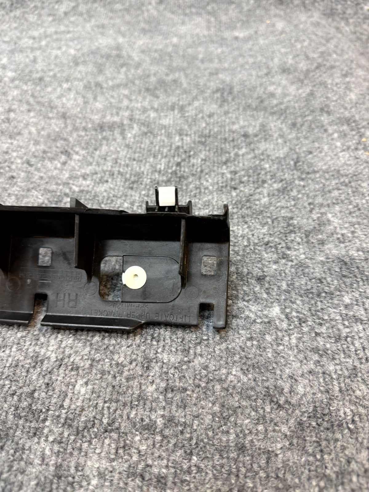 2020-2023 TESLA MODEL Y RIGHT LIFTGATE BRACKET TRIM ASSEMBLY OEM, 1628708-00-A