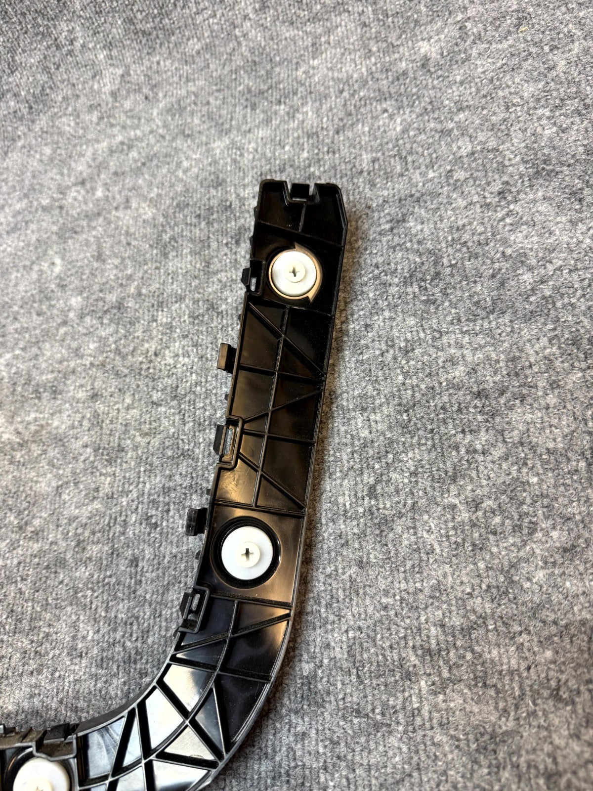 2020-2024 TESLA MODEL Y REAR LEFT SIDE BUMPER RETAINER BRACKET OEM, 1494036-00-A