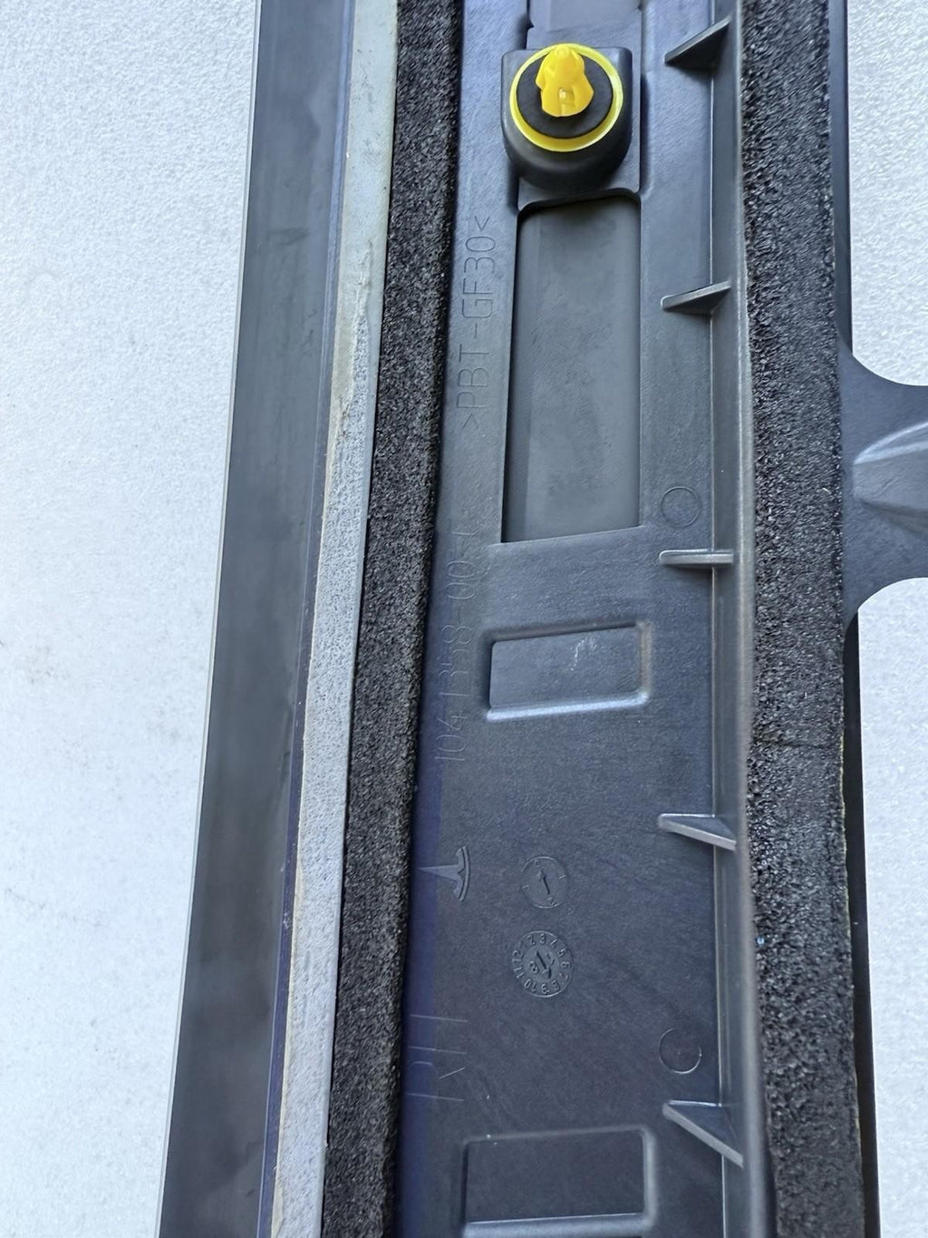 ♦️16-20 TESLA MODEL X REAR RIGHT DOOR B PILLAR APPLIQUE MOLDING OEM, 104135800