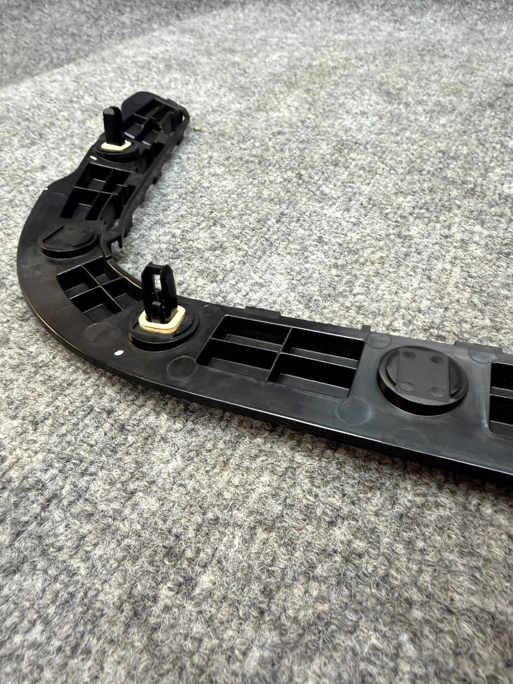 17 - 23 TESLA MODEL 3 REAR LEFT BUMPER LOWER SUPPORT RETAINER OEM, 1083990-00-I