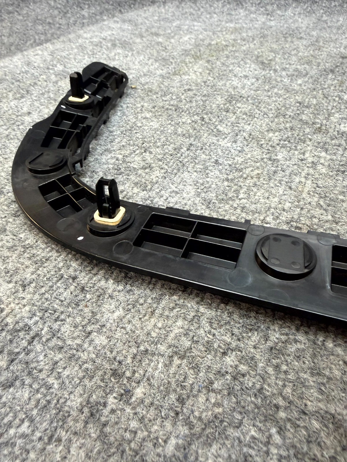 17 - 23 TESLA MODEL 3 REAR LEFT BUMPER LOWER SUPPORT RETAINER OEM, 1083990-00-I