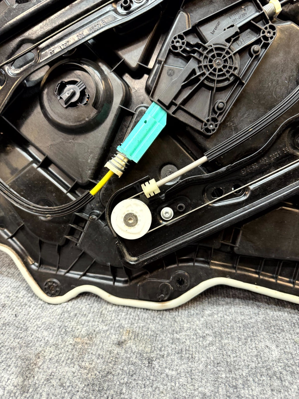 2020-2024 TESLA MODEL Y REAR LEFT SIDE DOOR WINDOW REGULATOR OEM, 1495512-00-E