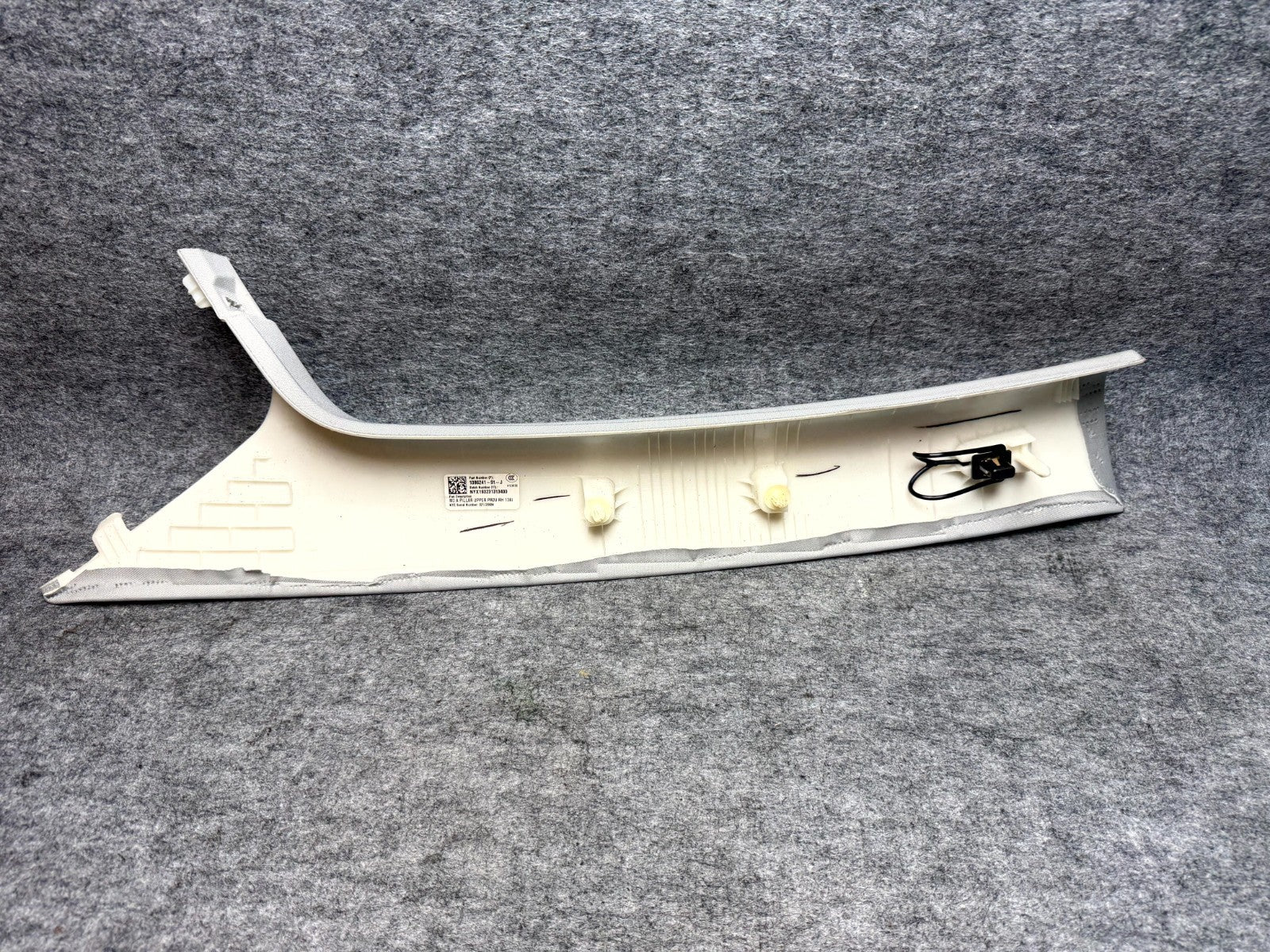 ♦️2017-2023 TESLA MODEL 3 FRONT RIGHT WINDSHIELD A PILLAR TRIM OEM, 1086241-91-J