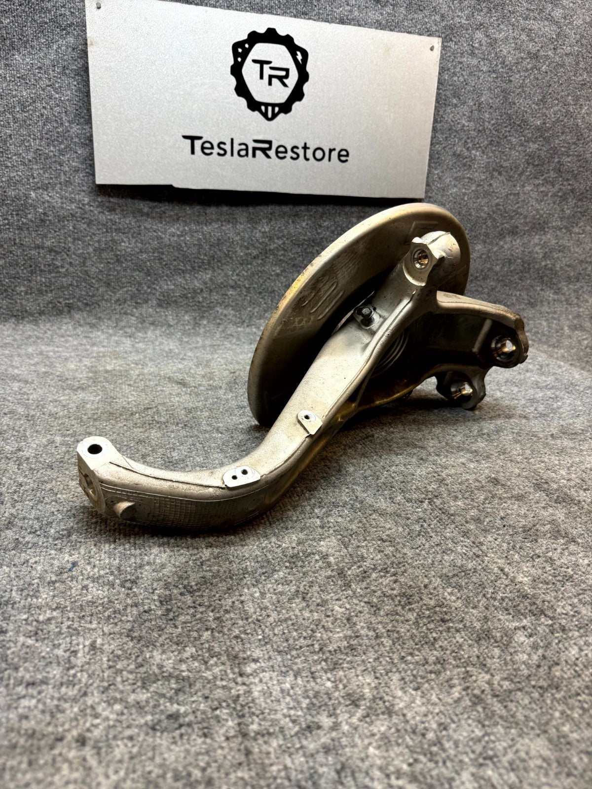 2017 - 2023 TESLA MODEL 3 FRONT LEFT SIDE SPINDLE KNUCKLE HUB OEM, 1044311-00-E